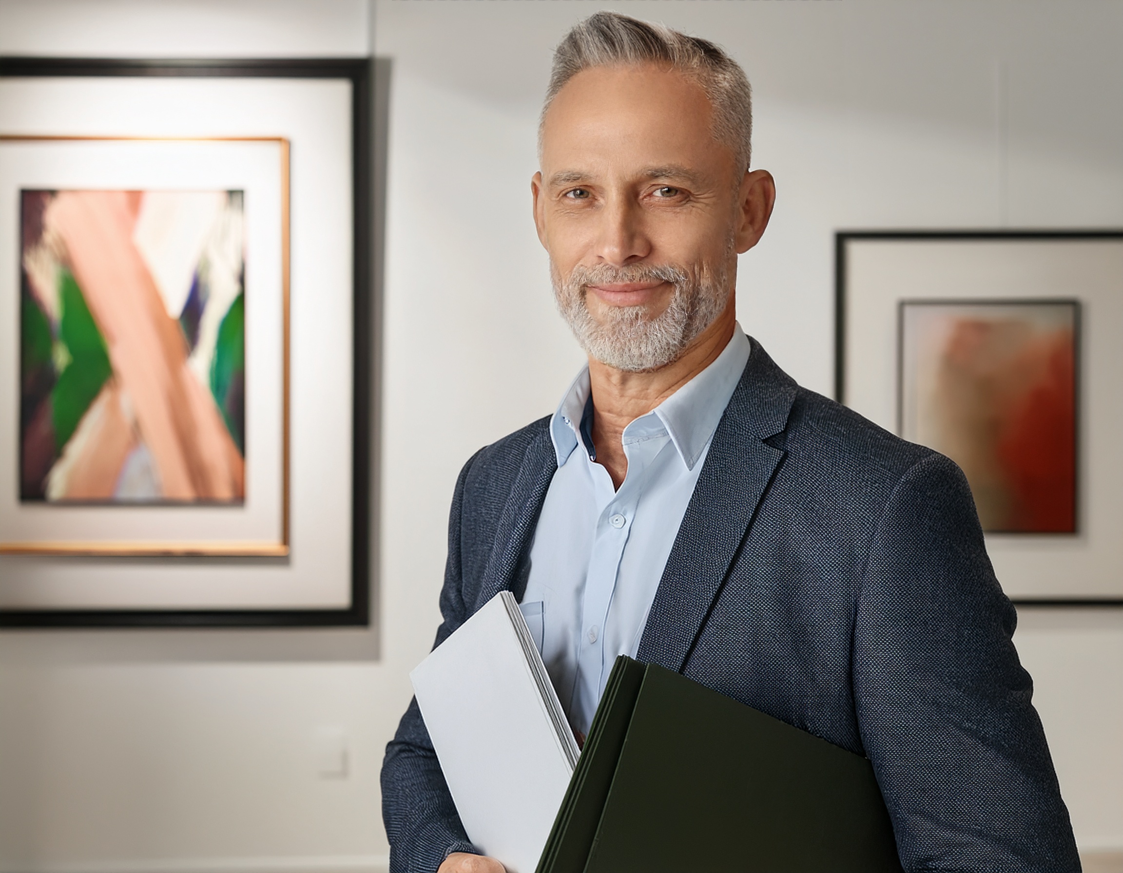 Porträt eines Mannes, ernst und kompetent, in einem klassischen Büroambiente